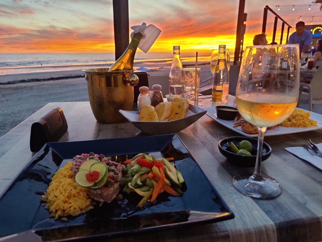 Dinner and drinks by the beach at sunset at Puesta del Sol