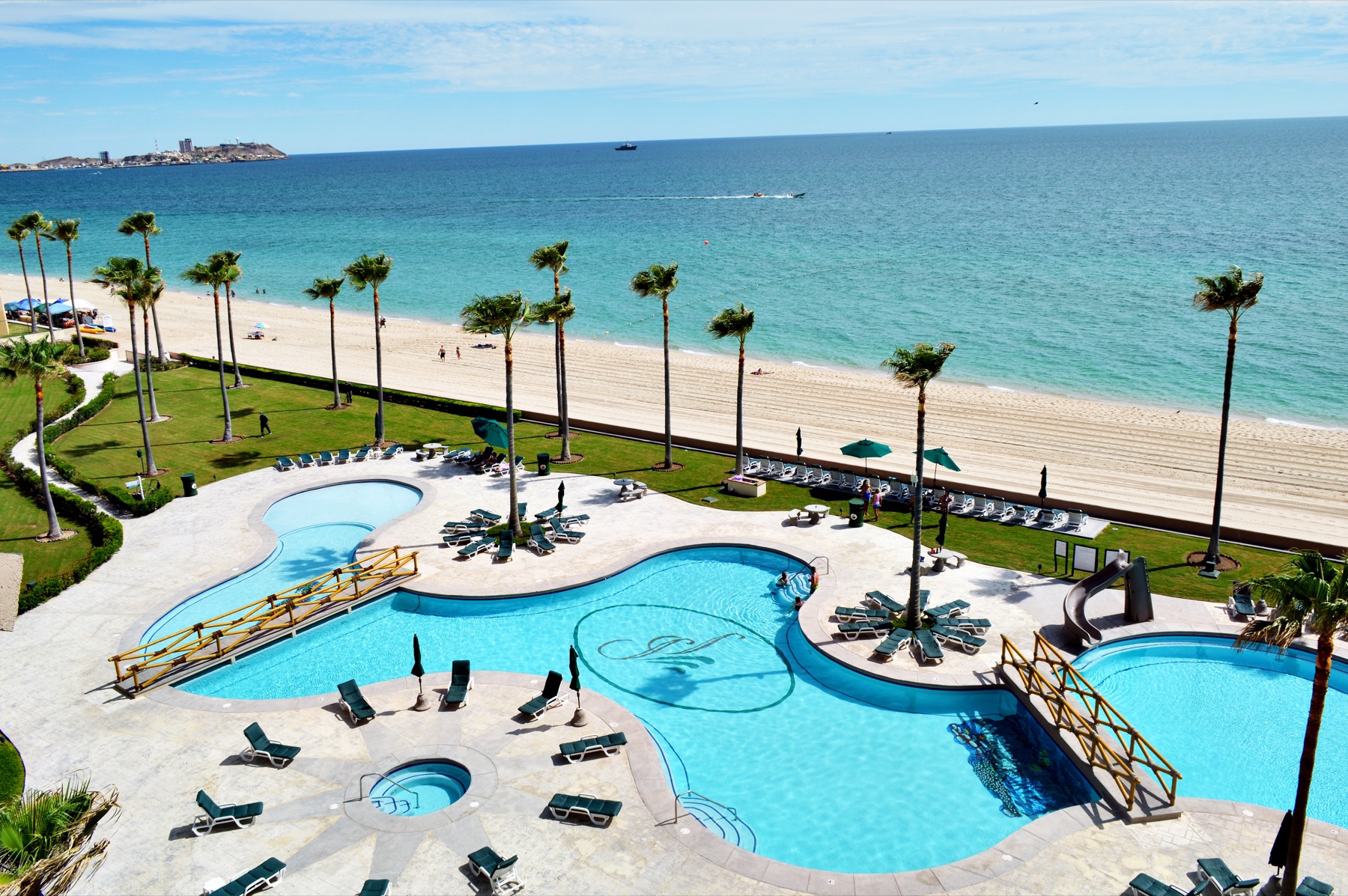 Sonoran Spa pools beside Sandy Beach and the sea